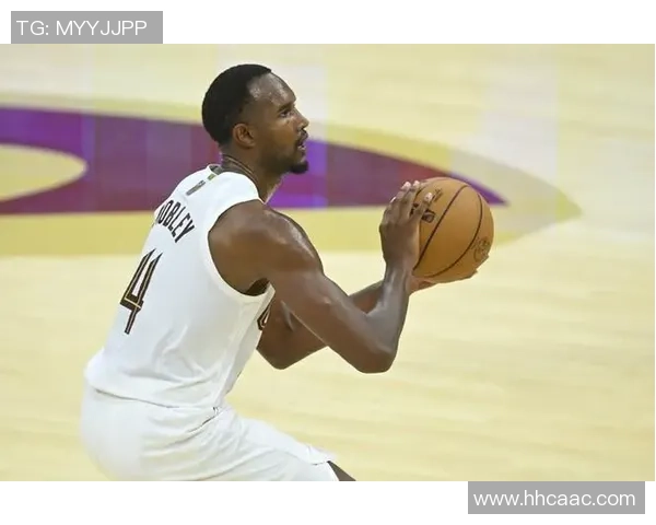 莫布里半场高效砍16分3板2助2断1帽 第二节带队反击追分表现抢眼 莫布里半场高效砍16分3板2助2断1帽 第二节带队反击追分表现抢眼